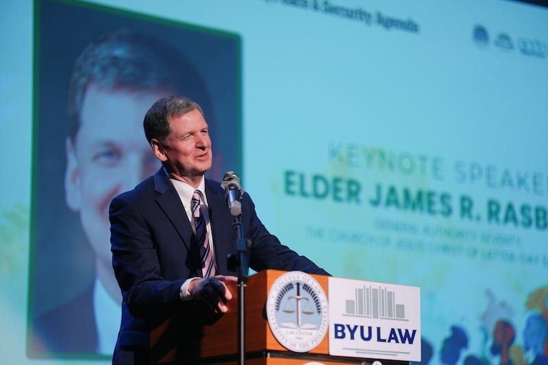 El élder James R. Rasband, Setenta Autoridad General de La Iglesia de Jesucristo de los Santos de los Últimos Días, pronunció un discurso principal en el 7.º Foro Internacional sobre Derecho y Religión el 21 de noviembre de 2025.
