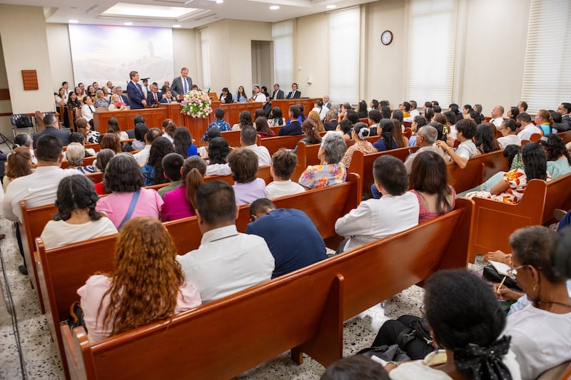 Los santos de los últimos días en Cali, Colombia, se reúnen para escuchar al élder Gary E. Stevenson del Cuórum de los Doce Apóstoles el lunes 24 de agosto de 2026.