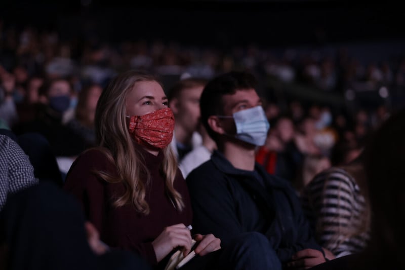 Los estudiantes escuchan un devocional en el campus de BYU con el élder Neil L. Andersen, del Cuórum de los Doce Apóstoles, en el Marriott Center el 7 de diciembre de 2021.