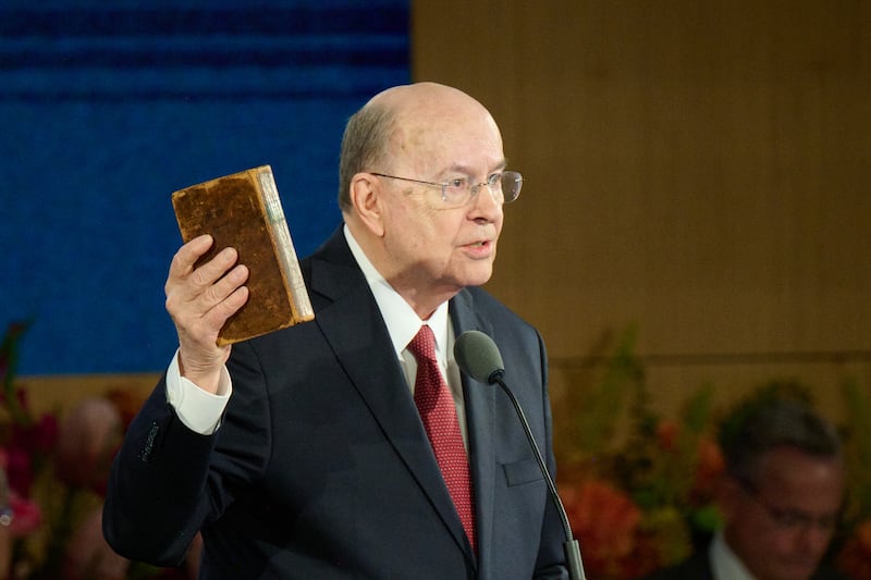 El élder Quentin L. Cook, del Cuórum de los Doce Apóstoles, sostiene una copia de la primera edición de 1830 del Libro de Mormón mientras habla en el Seminario para Nuevos Líderes de Misión de 2026 en el Centro de Capacitación Misional de Provo en Provo, Utah, el 19 de junio de 2026.