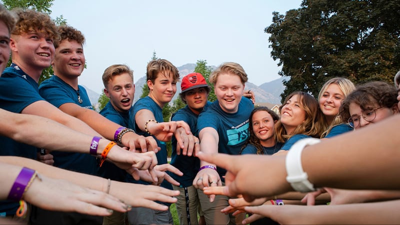 Un grupo de jóvenes participa en una actividad en una conferencia «Fortaleza de la Juventud» o FSY.