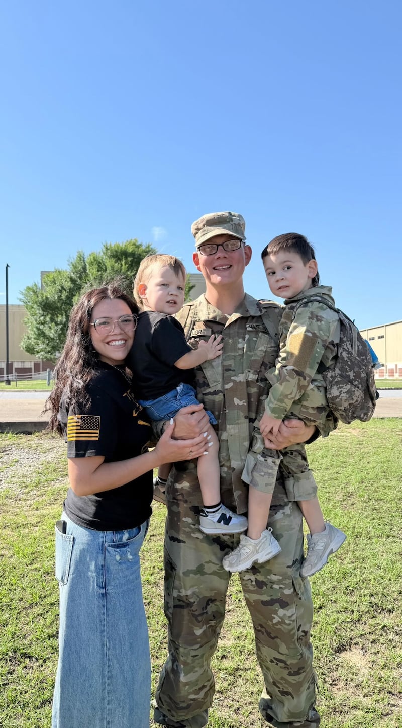 Cambrie y Jadrian Taylor, junto con sus dos hijos Jadrian Jr. y Booker en San Tan Valley, Arizona, el 15 de mayo de 2026.