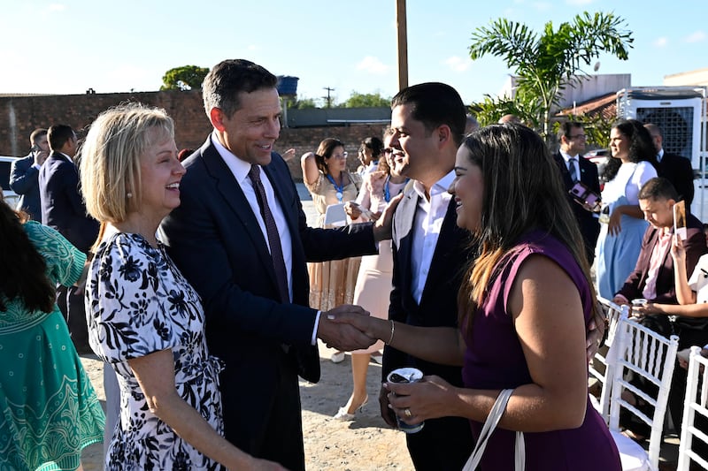 El élder B. Corey Cuvelier de la presidencia del Área Brasil y su esposa, la hermana Wendi Cuvelier, saludan a los asistentes en la ceremonia de colocación de la primera piedra del Templo de Brasil Maceió.