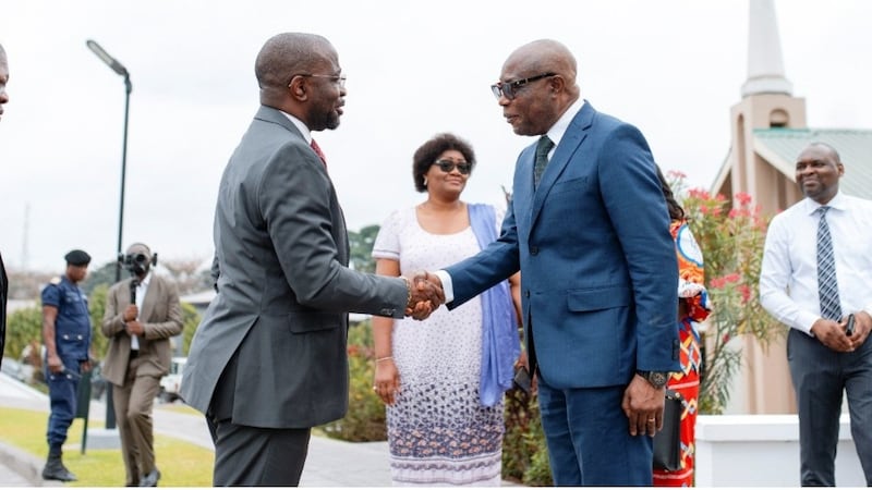 Líderes de la Iglesia y del gobierno se saludan en un centro de estaca en Kinshasa, República Democrática del Congo, el 3 de septiembre de 2026.