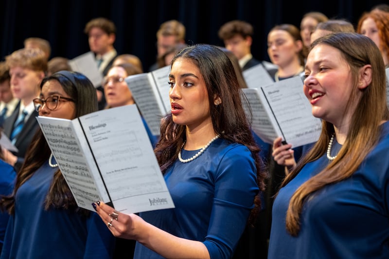 Miembros de un coro de estudiantes de BYU–Idaho cantan en un devocional con el élder Aaron T. Hall, Setenta Autoridad General, en Rexburg, Idaho, el martes 3 de marzo de 2026.
