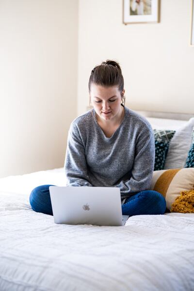 El dormitorio de una estudiante de BYU se convierte en el entorno de una clase de aula virtual durante la pandemia del coronavirus en marzo de 2020.
