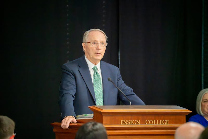 El presidente Bruce C. Kusch habla durante una devoción del campus Ensign en Salt Lake City el 22 de septiembre de 2026.