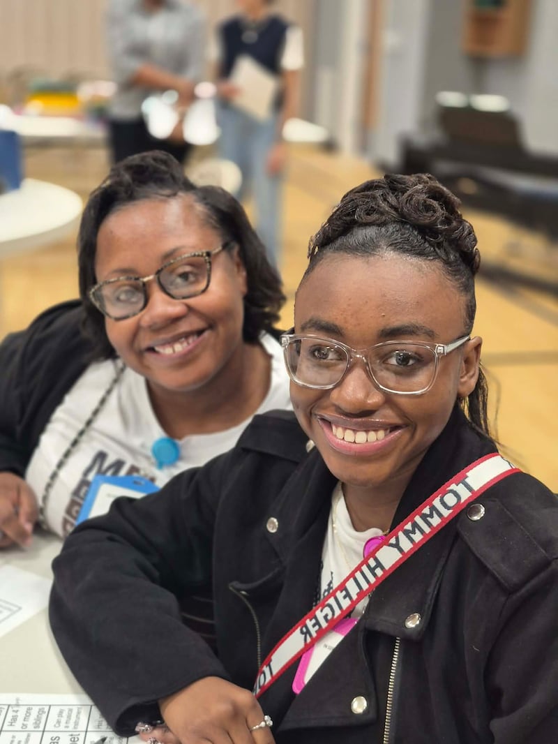 Dos mujeres del Estaca de Montgomery, Alabama, participan en un día de servicio el sábado 7 de marzo de 2026.