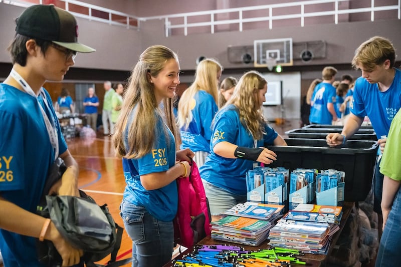 Jóvenes hombres y mujeres preparan kits de higiene para familias necesitadas como parte de una conferencia "Fortaleza de la Juventud" para jóvenes de habla inglesa en Okinawa, Japón, en junio de 2026.