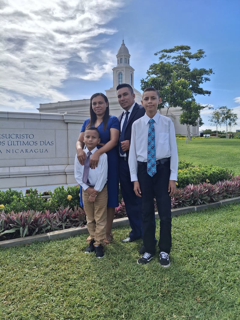 José Rivas, presidente de la Rama Nueva Guinea, está de pie con su familia fuera del Templo de Managua Nicaragua en Managua, Nicaragua, después de un recorrido el 16 de septiembre de 2026.