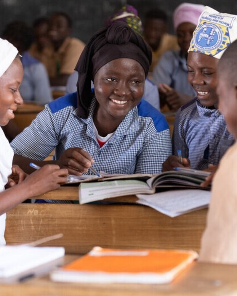 Bibata Fofana habla con estudiantes en Burkina Faso en 2024 después de la donación de un pozo por parte de la Iglesia.