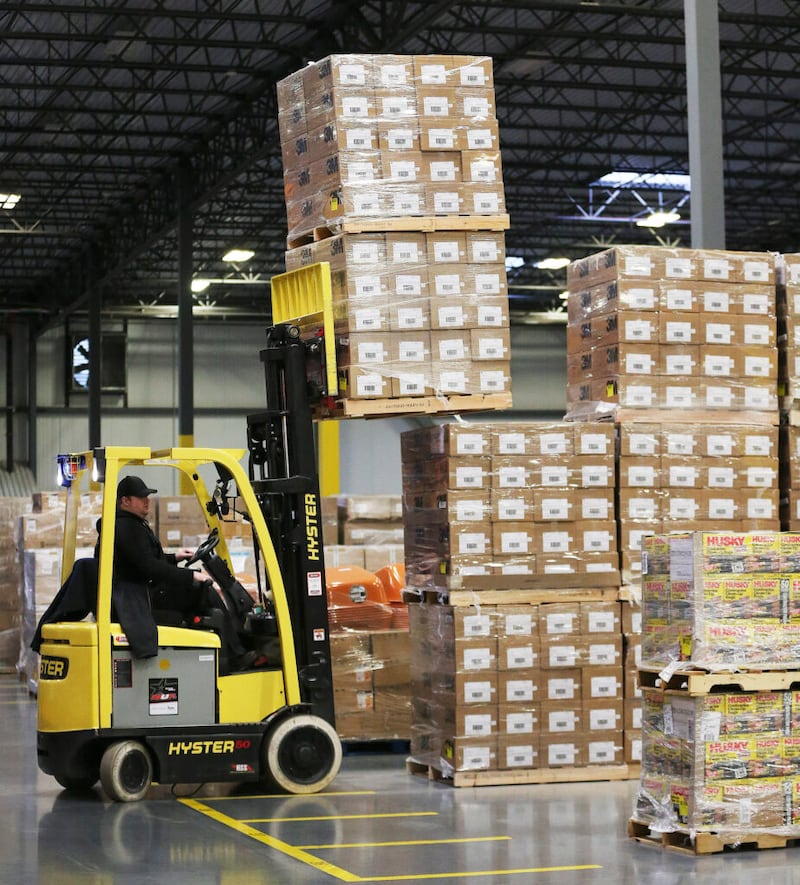 Trabajadores del almacén del obispo cargan suministros que La Iglesia de Jesucristo de los Santos de los Últimos Días envía como ayuda para China, en Salt Lake City, el miércoles, 29 de enero de 2020. Se enviaron máscaras de respiración, gafas de protección y trajes protectores.