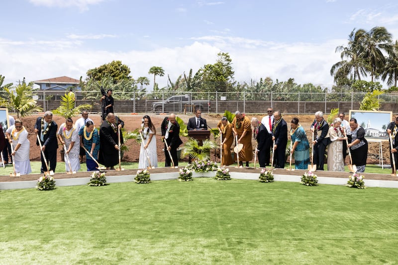 Élder K. Brett Nattress se une a invitados especiales, incluido el gobernador de Samoa Americana Lemanu Peleti Mauga, en la ceremonia de colocación de la primera piedra del templo de Pago Pago.