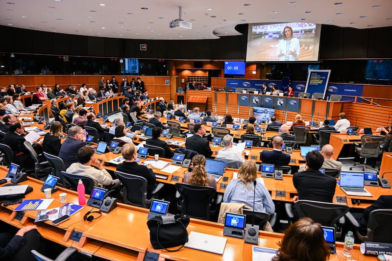 Los asistentes se reúnen para escuchar la mesa redonda titulada «IA, salud y derechos fundamentales: Implementando el enfoque centrado en el ser humano de Europa» el 9 de junio de 2026 en el Parlamento Europeo en Bruselas, Bélgica.