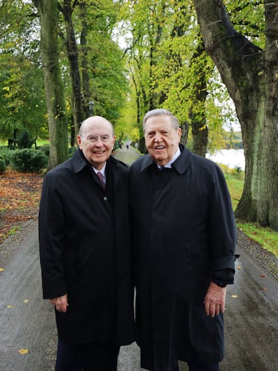 El élder Quentin L. Cook y el élder Jeffrey R. Holland de La Iglesia de Jesucristo de los Santos de los Últimos Días en el río Ribble, Inglaterra, el miércoles, 27 de octubre de 2021. Se conocieron allí como jóvenes misioneros por primera vez. Muchos conversos a La Iglesia de Jesucristo de los Santos de los Últimos Días se bautizaron en el río gracias a los primeros esfuerzos misionales.