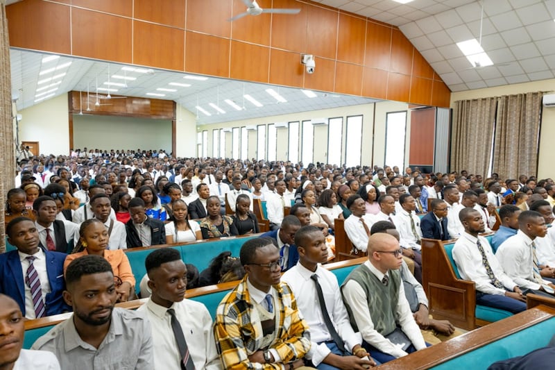 Jóvenes adultos solteros asisten a una reunión con el élder David A. Bednar en Kinshasa, República Democrática del Congo, el 14 de marzo de 2026.