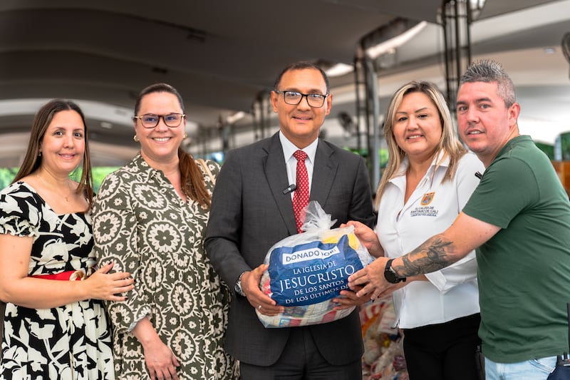 El élder Harold Truque, una Setenta Autoridad General del área de Cali, Colombia, en el centro; se encuentra con funcionarios de la alcaldía de Cali, presentando la donación de la Iglesia de 1 000 kits de alimentos para beneficio de las víctimas del terremoto en agosto de 2026.