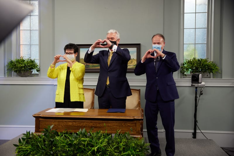 El élder Dieter F. Uchtdorf, del Cuórum de los Doce Apóstoles de La Iglesia de Jesucristo de los Santos de los Últimos Días, y su esposa, la hermana Harriet R. Uchtdorf, se dirigen a los misioneros durante un devocional transmitido el 25 de febrero de 2021. Se unió a ellos el élder Marcus B. Nash, Setenta Autoridad General y director ejecutivo del Departamento Misional.