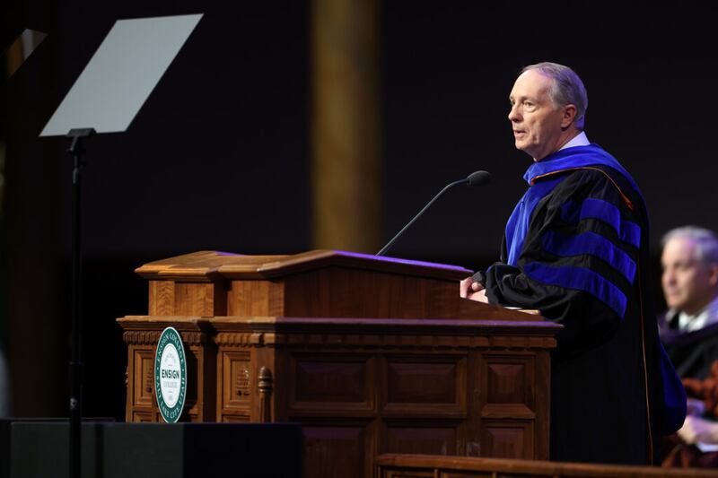 El presidente Bruce C. Kusch pronuncia algunos comentarios durante la ceremonia de graduación de Ensign College en el Tabernáculo de la Manzana del Templo en Salt Lake City el viernes 8 de abril de 2022.