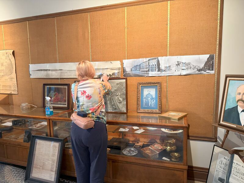 Una mujer limpia el Museo de la Casa Miller en Keokuk, Iowa, el 20 de septiembre de 2025, como parte de un proyecto de servicio organizado en conjunto con la Mega Conferencia de Adultos Solteros de Nauvoo celebrada en Nauvoo, Illinois.