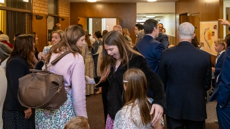 Personas se reúnen dentro de una capilla rededicada en Pacific Palisades, California, el domingo 12 de abril de 2026, después de que sufriera daños por un incendio forestal el año anterior.