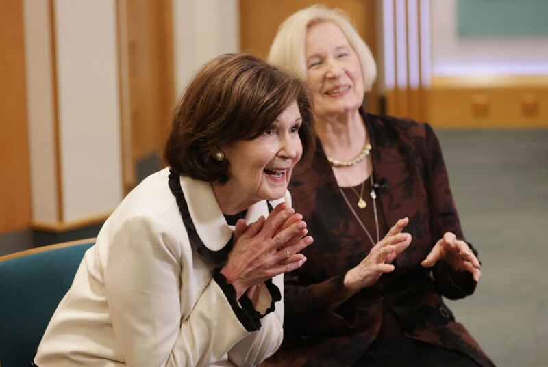La hermana Patricia Holland y la hermana Mary Cook ríen durante una entrevista en Londres, Inglaterra, el sábado, 30 de octubre de 2021.