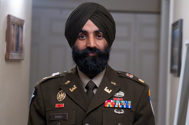 El teniente coronel del Ejército de los EE. UU. Simratpal "Simmer" Singh viste su uniforme militar durante la filmación de un episodio de "Voces de fe".