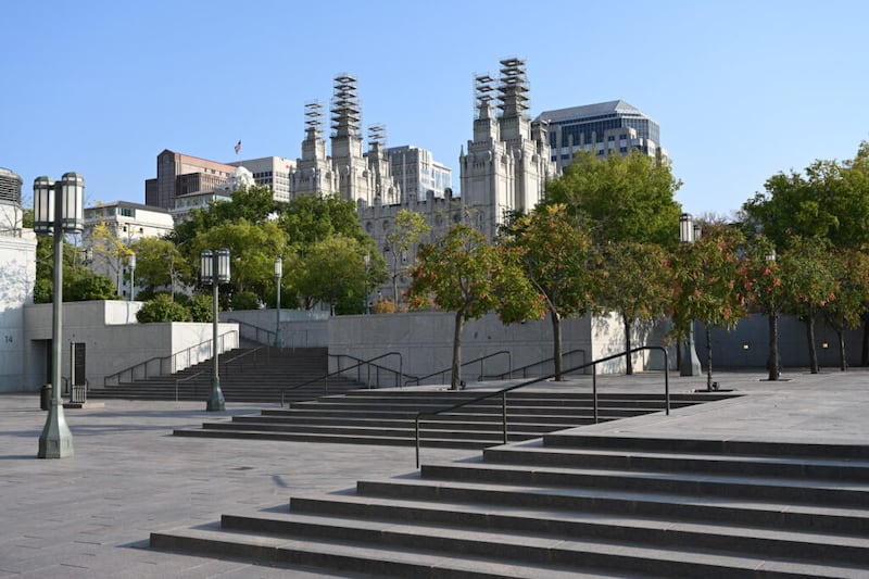 El Templo de Salt Lake visto desde el Centro de Conferencias de La Iglesia de Jesucristo de los Santos de los Últimos Días.