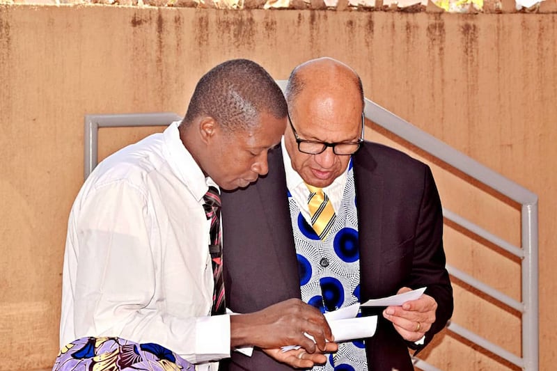 Dos miembros revisan los registros bautismales para verificar la precisión y el mantenimiento de registros mientras 78 individuos fueron bautizados en Bamako, Mali, 18-19 de abril de 2026.