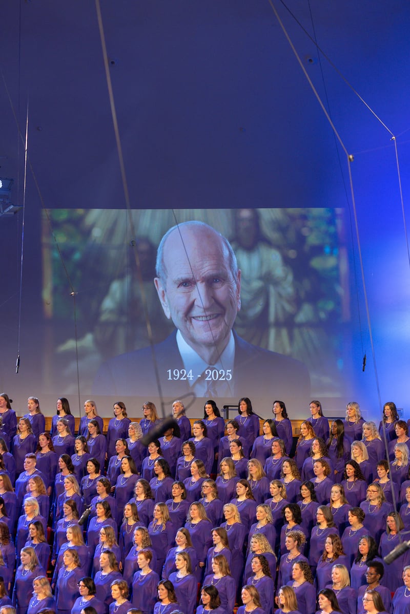 Una imagen del presidente Russell M. Nelson es proyectada en la pared del Tabernáculo de Salt Lake sobre las mujeres miembros del Coro del Tabernáculo durante la transmisión de "Música y Palabras de Inspiración" el domingo 28 de septiembre de 2025.
