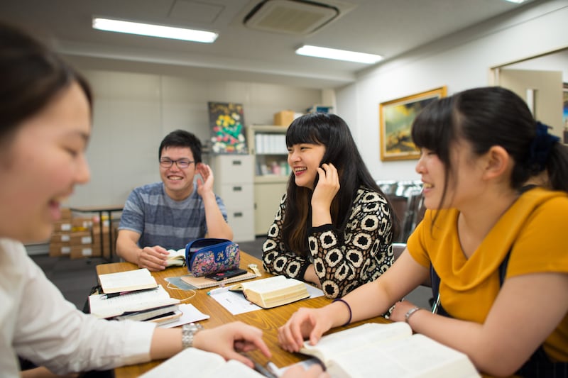 Estudiantes del Instituto ríen juntos durante una clase impartida en Nagoya, Japón.