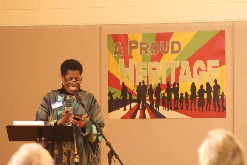 Christina Abby, autora y poeta, participa en un evento de narración de cuentos durante “A Proud Heritage” (Una Herencia de Orgullo), un evento de historia familiar afroamericana patrocinado por las estacas Santos de los Últimos Días y socios comunitarios en Tacoma, Washington, el 5 de febrero de 2022.