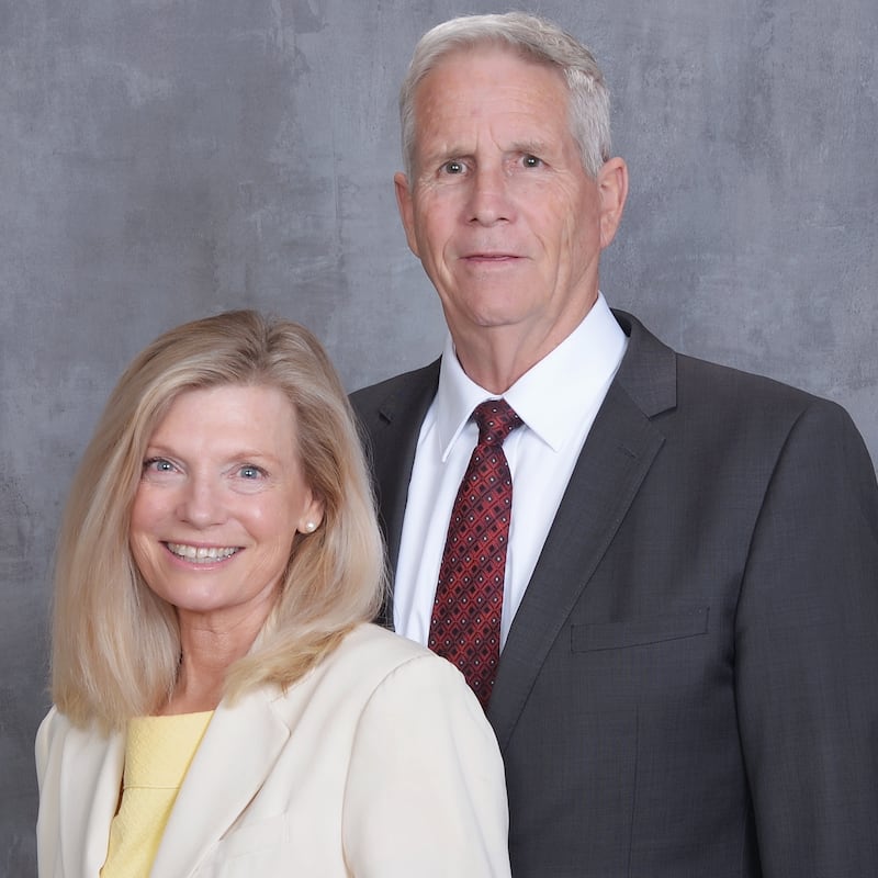 Bruce E. Ghent y Kathryn Ghent, quienes servirán como presidente y directora del Templo de Los Ángeles, California, a partir de septiembre de 2026.