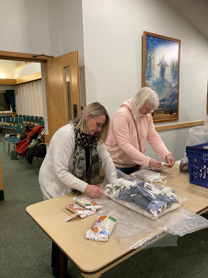 Dos mujeres del Barrio Kettering empacan donaciones para Baby Basics Northampton en febrero de 2026.