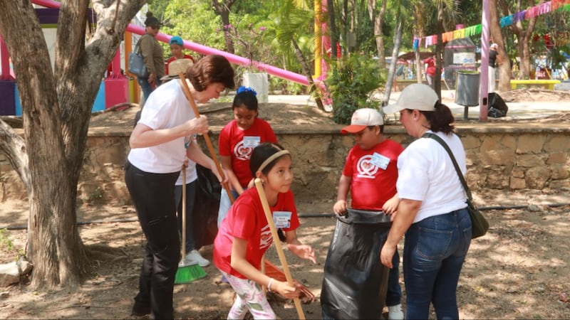 La presidenta general de la Primaria, Susan H. Porter, ayuda a los niños a barrer un parque público durante una actividad de servicio en Tuxtla Gutiérrez, Chiapas, México, en mayo de 2026.