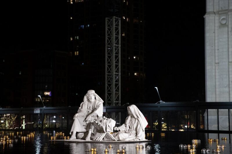 El niño Jesús; María, su madre; y José parecen estar flotando en el espejo de agua que estaba ubicado al este del Templo de Salt Lake.