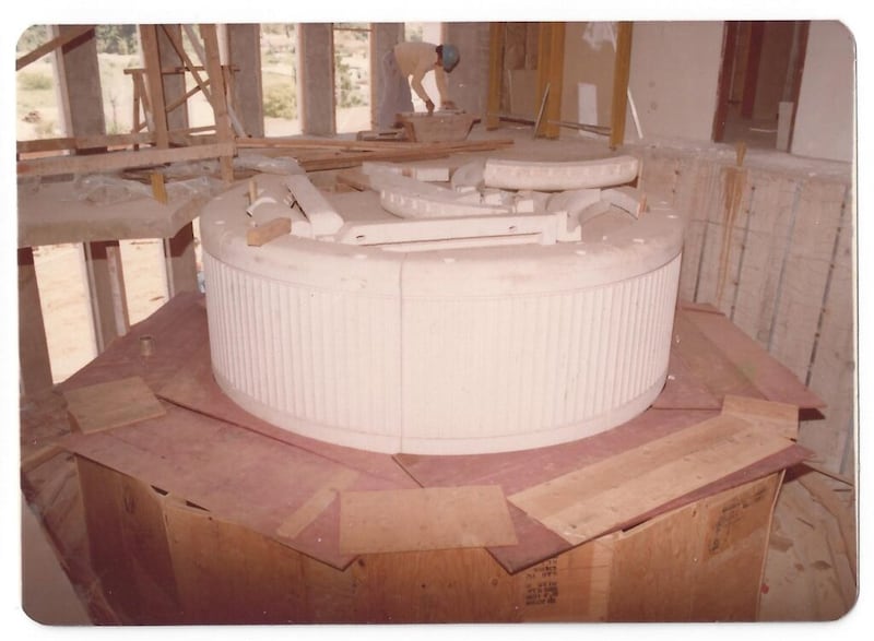 Una foto que muestra la pila bautismal en el Templo de São Paulo de La Iglesia de Jesucristo de los Santos de los Últimos Días durante la construcción en São Paulo, Brasil, entre 1976 y 1978.