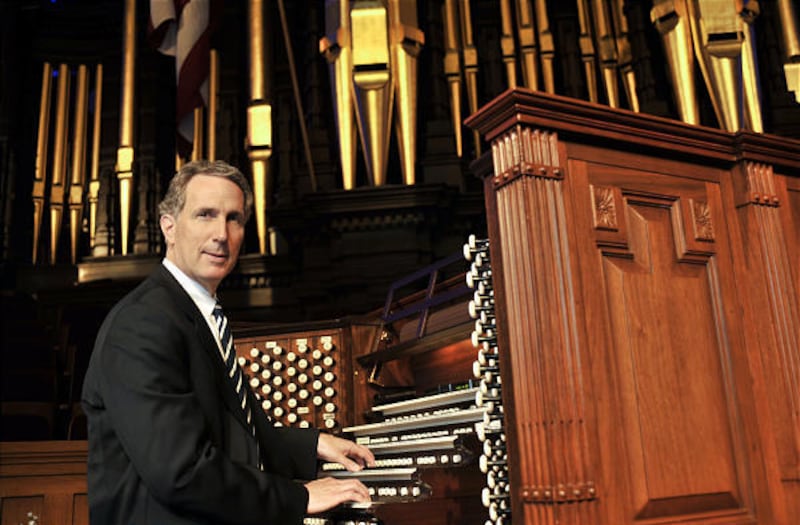Richard Elliott, el organista principal del Coro del Tabernáculo en la Manzana del Templo, toca el órgano en el Tabernáculo de Salt Lake en esta foto sin fecha.