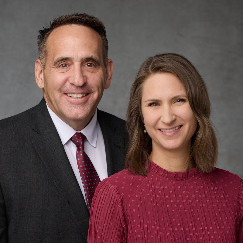 Douglas C. Derrick y Carrie Derrick, quienes servirán como presidente y compañera de la Misión Báltica a partir de julio de 2026.