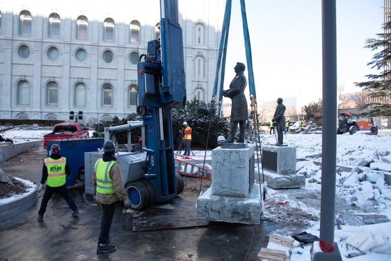 Se retiran las estatuas de la Manzana del Templo para ubicarlas en un almacenamiento en preparación para la renovación del Templo de Salt Lake.