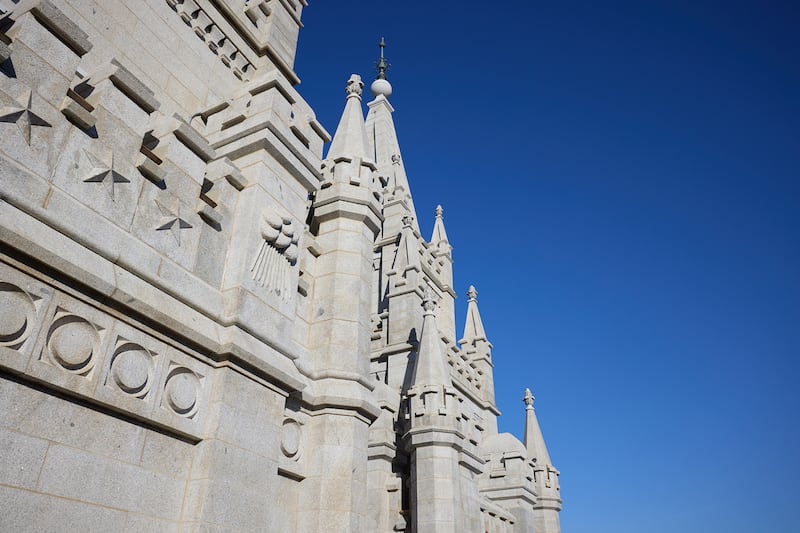 Las torres del noroeste del Templo de Salt Lake en la ciudad de Salt Lake están libres de andamios, 30 de enero de 2026.