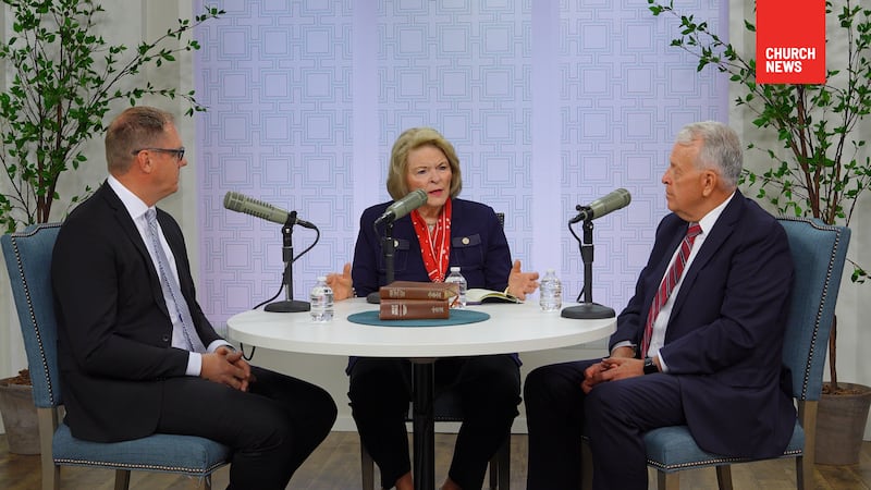 Sheri Dew habla con el élder Brent H. Nielson y Richard Sutton en un episodio del podcast Church News lanzado el martes, 21 de julio de 2026.