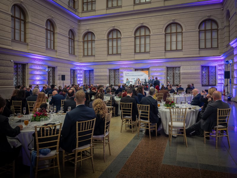 Los participantes de la Conferencia Internacional de Alto Nivel de la Alianza del Artículo 18 (Alianza Internacional por la Libertad Religiosa o de Creencias) durante la presentación de premios a personas y organizaciones que han construido puentes entre distintas religiones y promovido la libertad religiosa, el 12 de noviembre de 2025, en el edificio histórico del Museo Nacional en Praga, República Checa.