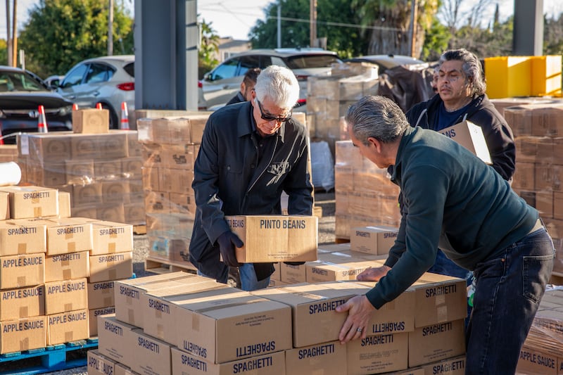 Trabajadores organizan alimentos donados por La Iglesia de Jesucristo de los Santos de los Últimos Días en Los Ángeles, California, el jueves 29 de enero de 2026. Un camión semirremolque lleno de alimentos fue entregado a varias misiones como parte de una donación más grande a 250 bancos de alimentos en todo el país, en celebración del 250.º aniversario de los Estados Unidos.