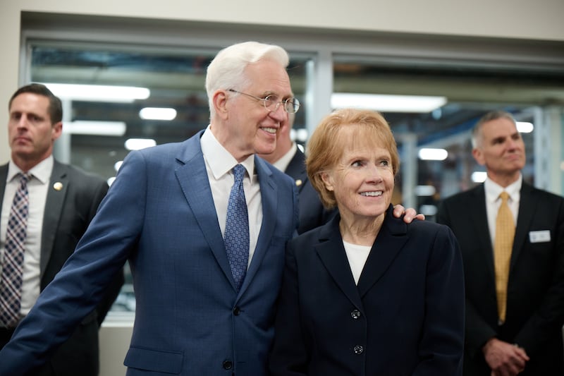 El presidente D. Todd Christofferson y la hermana Kathy Christofferson recorren el nuevo Centro de Ayuda Humanitaria de la Iglesia en Salt Lake City el viernes, 22 de mayo de 2026.