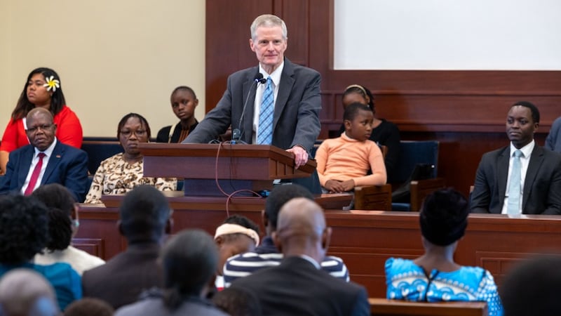 El élder David A. Bednar habla desde el púlpito de una capilla en Nairobi, Kenia, el domingo, 22 de marzo de 2026.