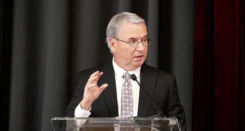 El élder Carlos A. Godoy, Setenta Autoridad General y presidente del Área África del Sur, habla durante una celebración del centésimo aniversario en Johannesburgo, Sudáfrica, el 1 de agosto de 2026.