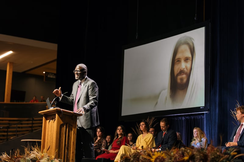 Élder Peter M. Johnson, Setenta Autoridad General, habla durante un devocional conmemorativo de "100 años de instituto" celebrado en el ICCU Arena en el campus de la Universidad de Idaho en Moscow, Idaho, el sábado 26 de septiembre de 2026.