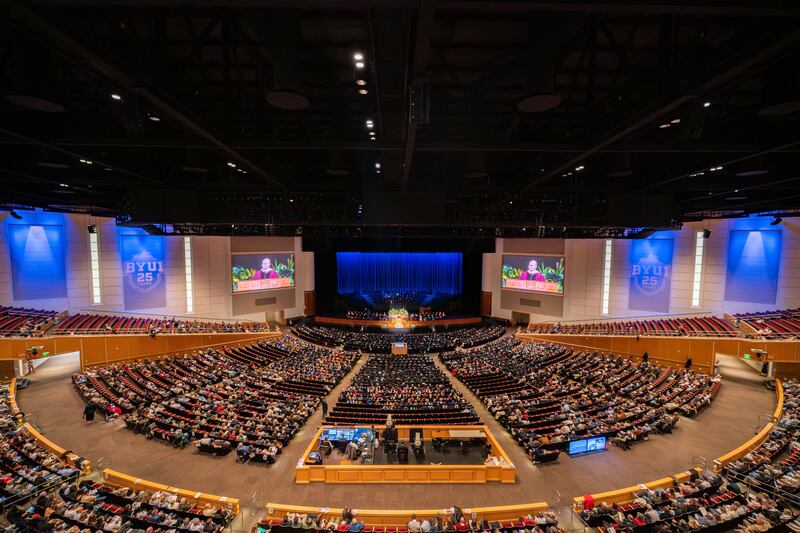 Los graduados de BYU–Idaho y sus seres queridos se reúnen en el Centro BYU–I en Rexburg, Idaho, para la ceremonia de graduación el jueves 18 de diciembre de 2025.