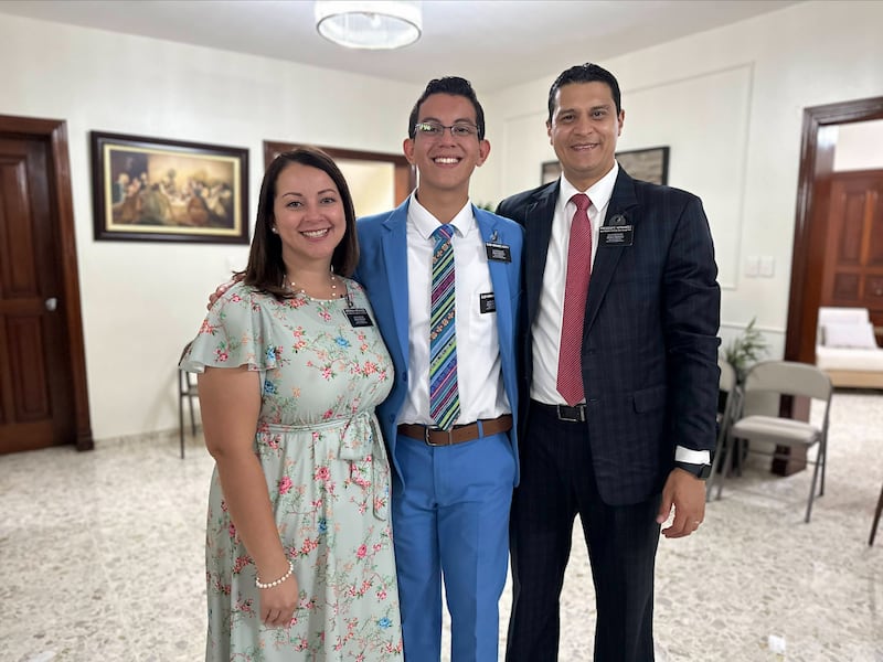 El presidente de la Misión República Dominicana Santo Domingo Oeste, Héctor David Hernández, y la hermana Emma Hernández posan con su hijo, el élder Óscar David Hernández, en la República Dominicana en 2024 antes de que partiera a su misión en Nicaragua.